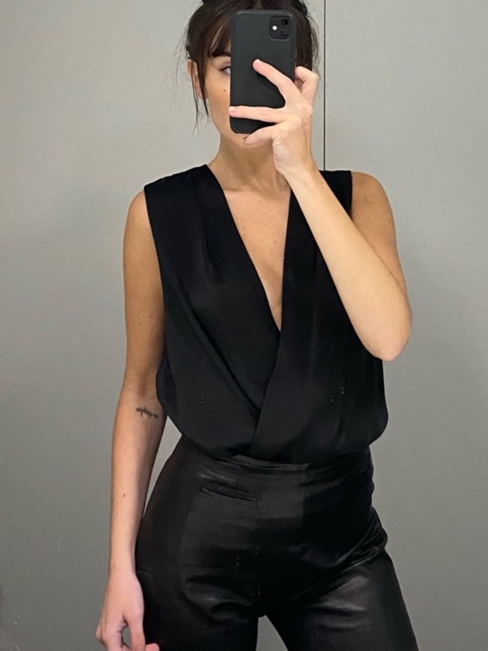 Favorite Daughter Large Sleeveless Date Drape Blouse Satin Black Career Business - Picture 7 of 10